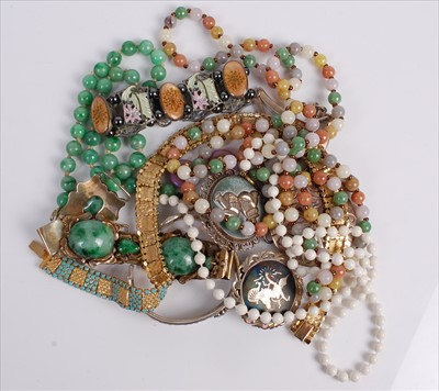 Lot 545 - A box of assorted costume jewellery, to...