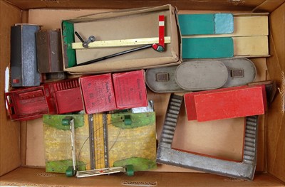 Lot 788 - Mixed lot of wooden 00 gauge buildings (P-F),...