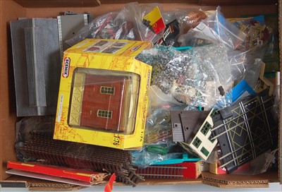 Lot 789 - Tray of mixed scenic items - buildings, track...