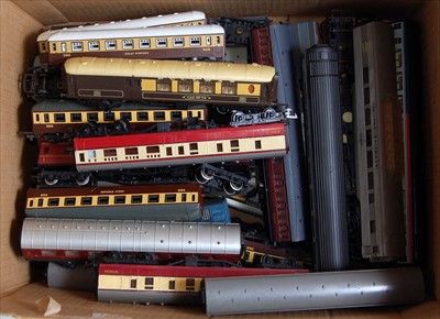 Lot 783 - 30+ mixed makes, liveries & periods - coaches...