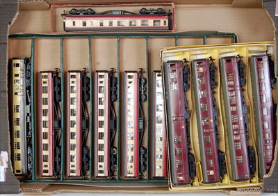 Lot 810 - 9 Trix Twin scale length red/cream coaches (G)...