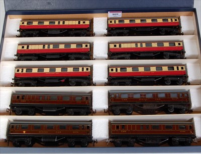 Lot 809 - 10 short and 6 scale length Trix Twin coaches...