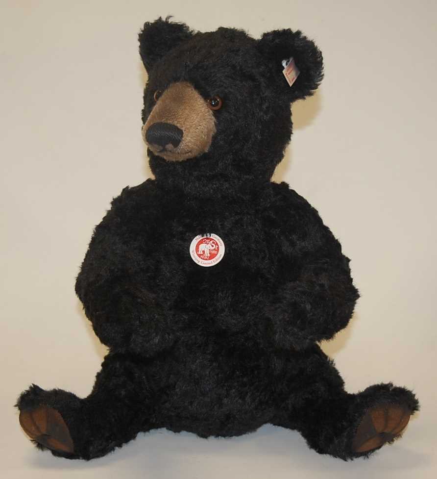 Lot 2313 - A modern Steiff 'Winnipeg Bear', in black