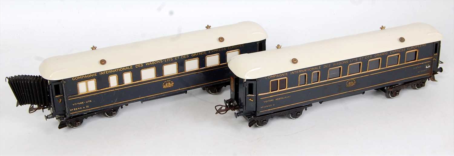Lot 467 - Two Hornby 1926-41 Riviera blue train cars,...