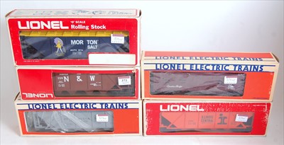 Lot 373 - Five Lionel goods wagons: N AND W hopper 9111;...