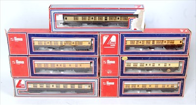 Lot 720 - 14 Lima Great Western bogie coaches,...