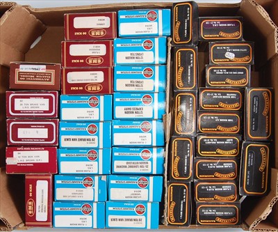 Lot 702 - Large tray of 37 assorted and boxed 4-wheel...
