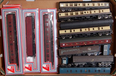 Lot 703 - Tray containing 18 Lima coaches (4 boxed)...