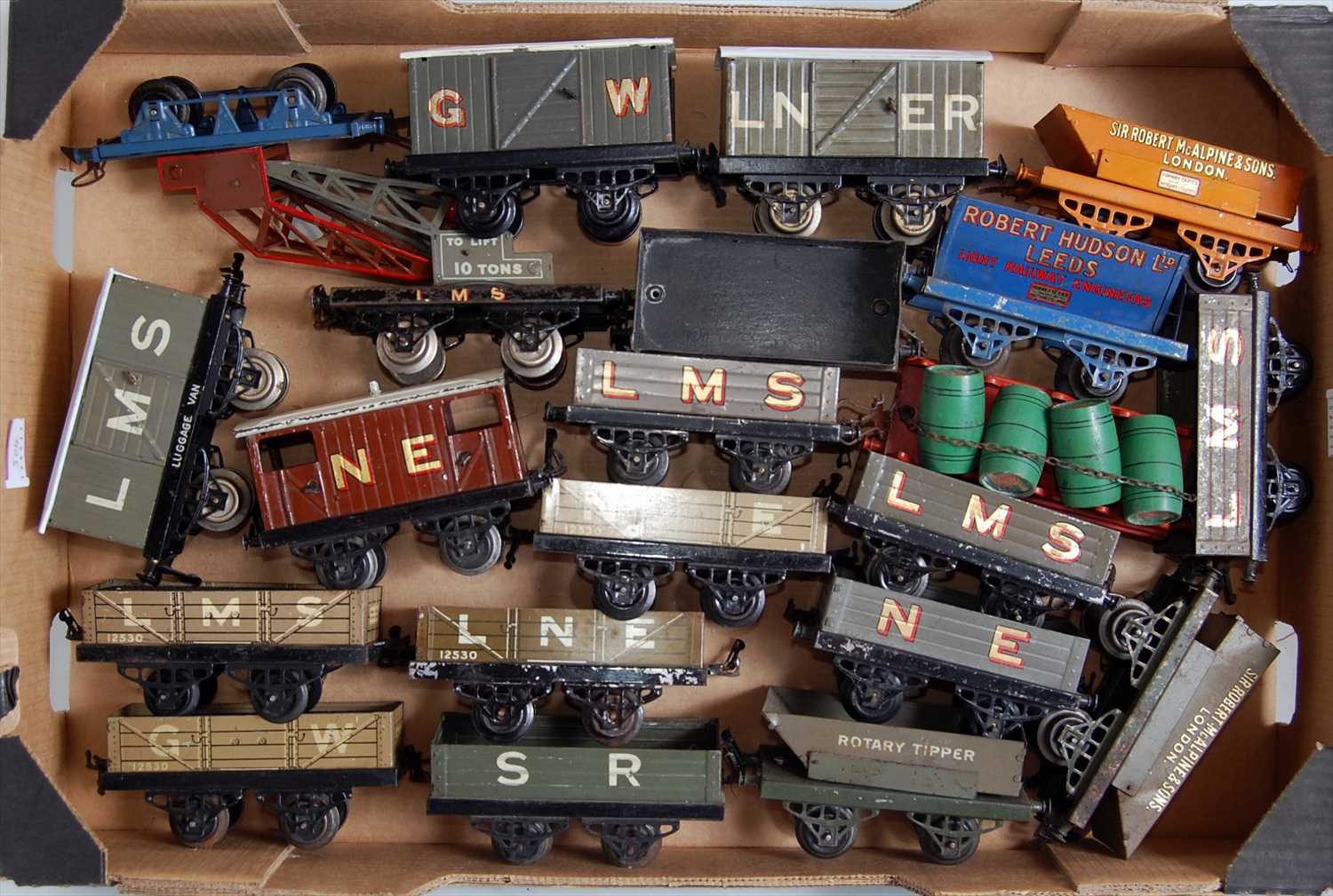 Lot 504 - Large tray containing 20 Hornby open axle...