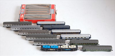 Lot 900 - Mixed collection of continental bogie coaches...