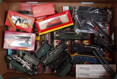 Lot 842 - Tray of mainly Triang and Hornby locomotives...