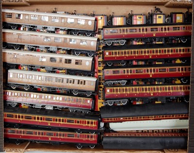 Lot 866 - Tray containing approx 28 loose coaches BR...