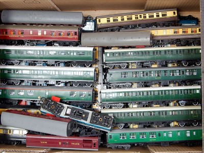 Lot 870 - Tray containing approx 40 Triang and Hornby...