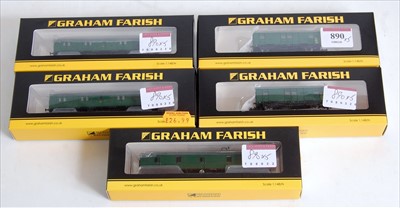 Lot 890 - Selection of Farish by Bachmann luggage and...