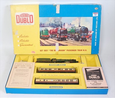 Lot 905 - A Hornby Dublo 2021 "The Red Dragon" passenger...