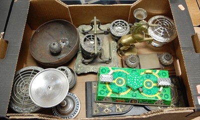 Lot 117 - Assorted metalware, to include rose bowls,...