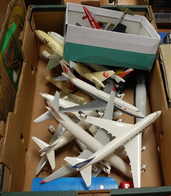 Lot 156 - A collection of plastic model aircraft, Corgi...