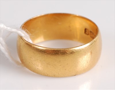 Lot 394 - A gent's 22ct gold wedding band, 7.1g, size M