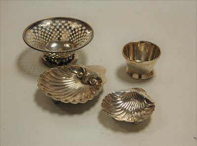 Lot 312 - A George V silver shallow bowl, of pierced...