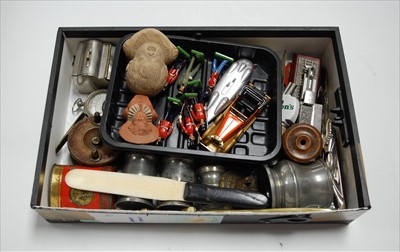 Lot 320 - A box of miscellaneous items, to include small...