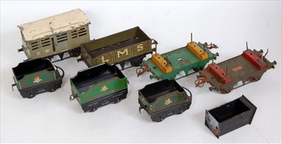 Lot 592 - A small box containing assorted Hornby items...