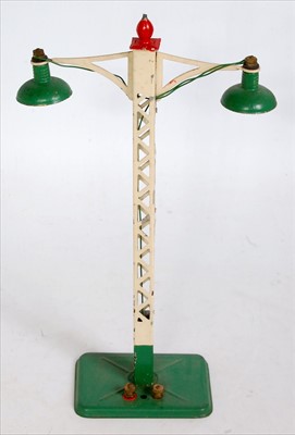 Lot 594 - Hornby 1938-41 no. 2E lamp standard with green...