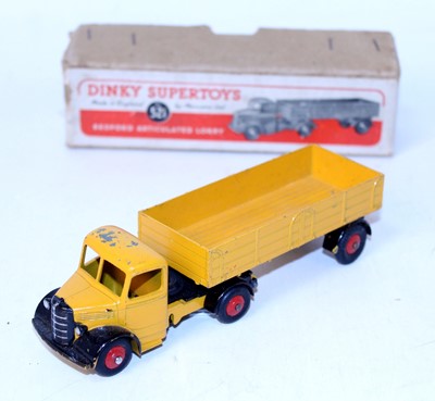 Lot 1909 - A Dinky Toys No. 521 Bedford articulated lorry...