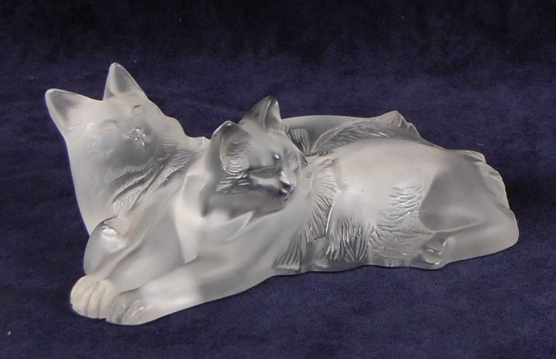Lot 52 - A contemporary Lalique moulded and frosted...