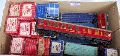 Lot 633 - Mixed Hornby Dublo items 17 D1 and SD6 wagons...