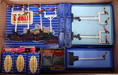 Lot 629 - Selection of Hornby Dublo accessories,...