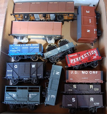 Lot 321 - Tray containing a selection of kit/scratch...