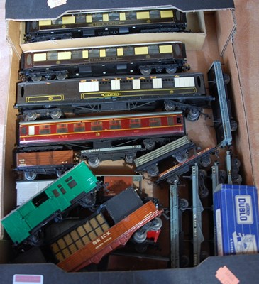 Lot 644 - Small tray containing 17 Hornby Dublo D1 and...