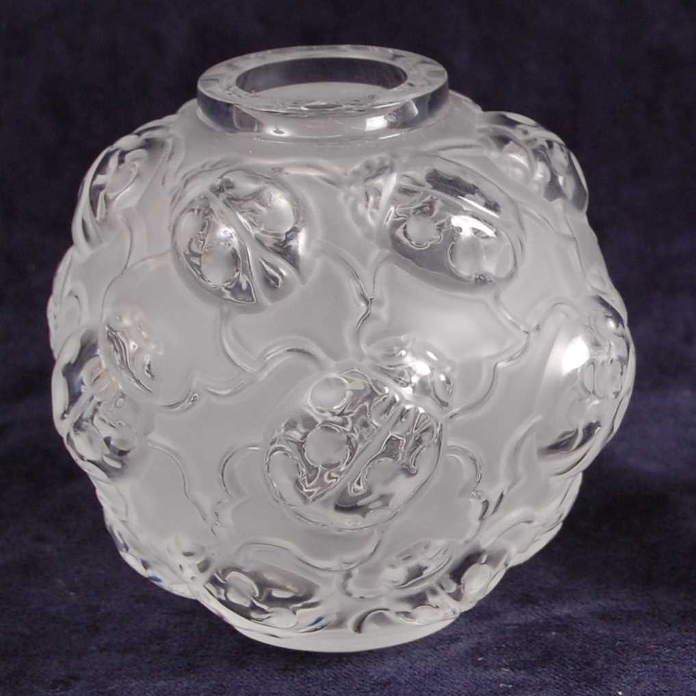 Lot 55 - A contemporary Lalique frosted and moulded...