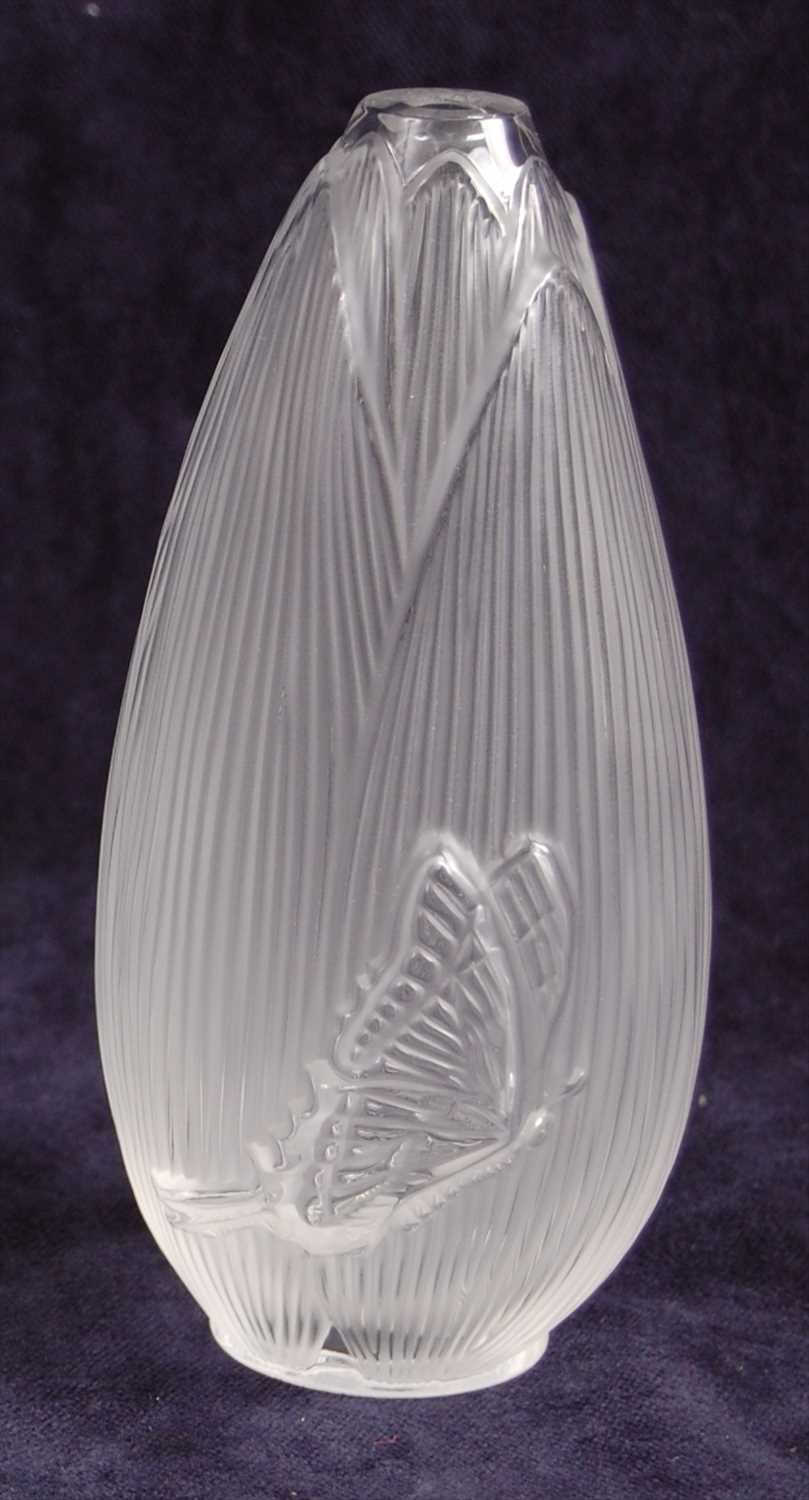Lot 59 - A contemporary Lalique frosted and moulded...