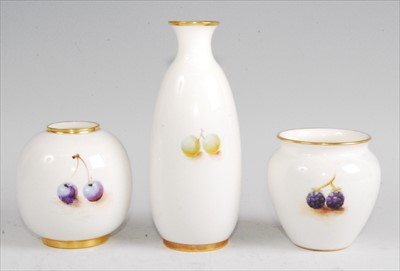 Lot 1086 - A Worcester porcelain bottle vase, shape...
