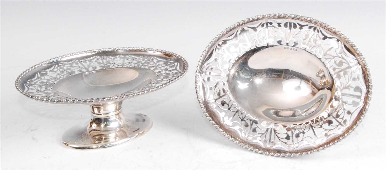 Lot 1141 - A pair of Edwardian silver pedestal bonbon...