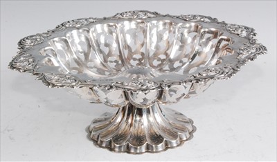 Lot 1142 - A George V silver pedestal table centrepiece,...