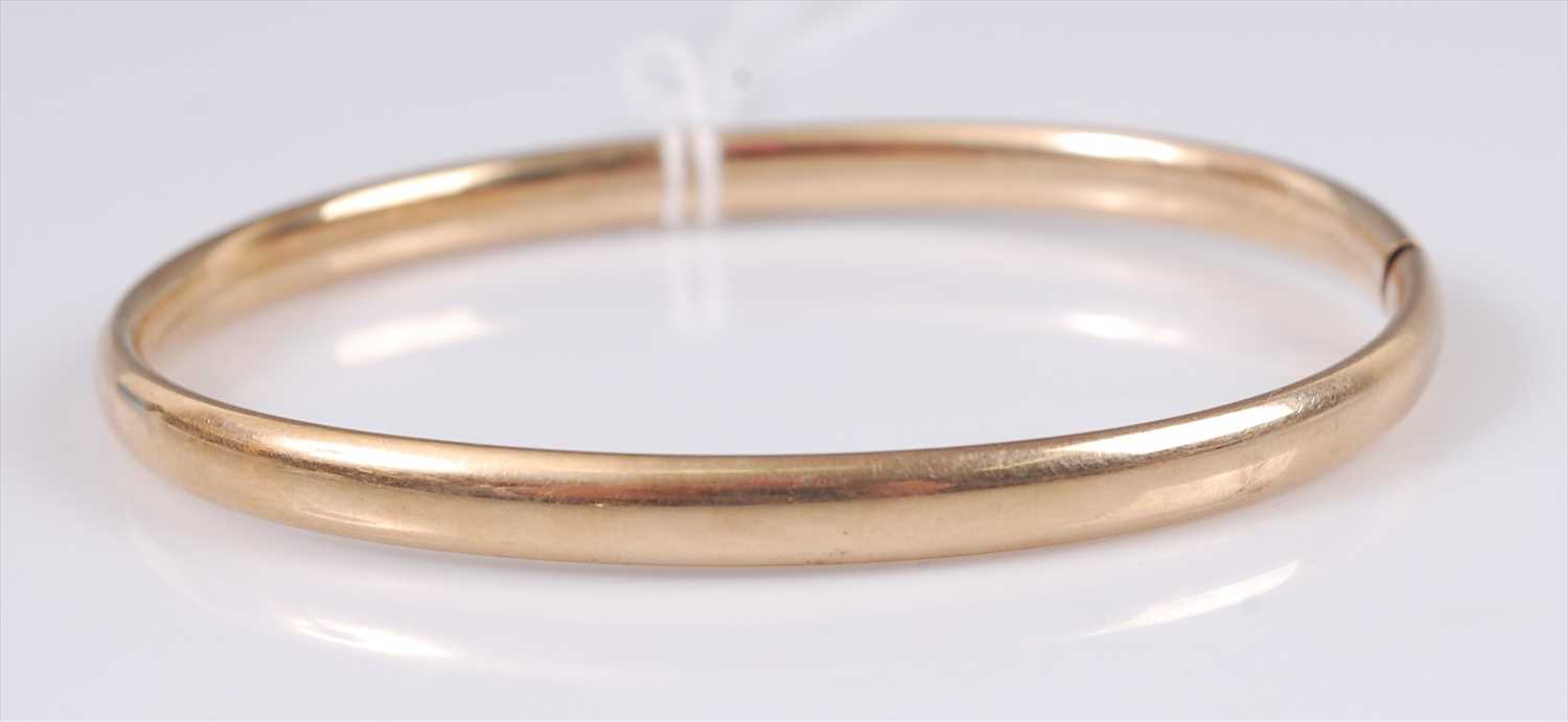 Lot 302 - A 9ct gold hinged bangle, undecorated, 6g