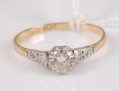Lot 309 - An 18ct gold and platinum diamond solitaire...