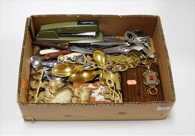 Lot 193 - A collection of miscellaneous items, to...