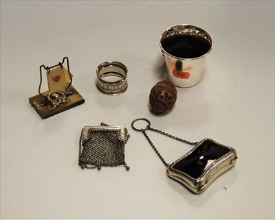 Lot 254 - A small collection of miscellaneous items to...