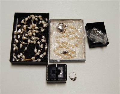 Lot 284 - A small collection of costume jewellery, to...