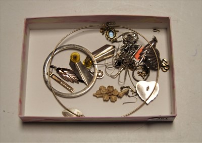 Lot 361 - A small collection of jewellery, to include a...