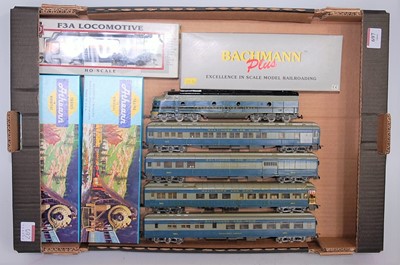 Lot 697 - Tray containing American H0 items, Bachmann...
