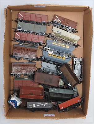 Lot 693 - Tray containing approx 20 mixed makes wagons,...