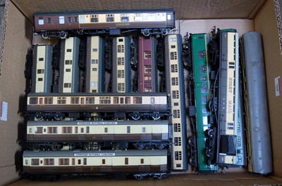 Lot 769 - Corridor coaches by Hornby Mainline and...