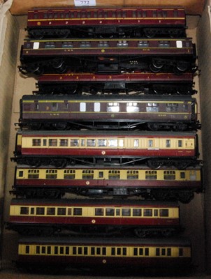 Lot 772 - 11 corridor coaches by Mainline and Airfix 5x...