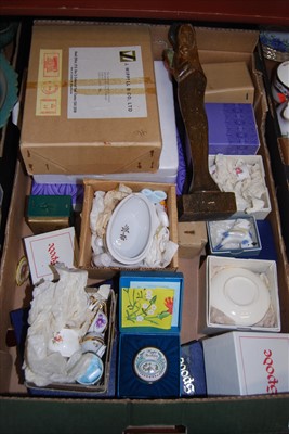 Lot 44 - A box of modern mainly boxed ornaments and...