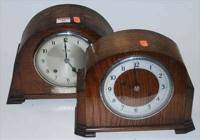 Lot 81 - A 1950s oak cased mantel clock, having a...