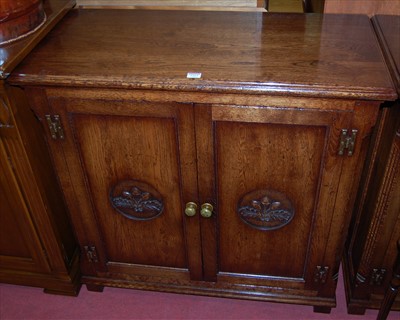 Lot 1163 - A pair of good quality contemporary joined oak...